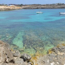 L'isola di Lampedusa: alla scoperta di un mare incontaminato e di una cultura singolare