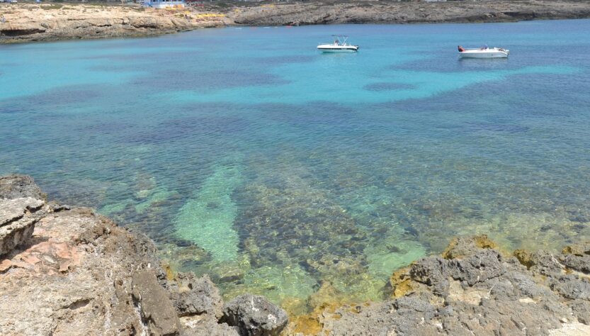 L'isola di Lampedusa: alla scoperta di un mare incontaminato e di una cultura singolare