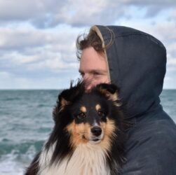 Amore incondizionato per i propri cani è scegliere i vestiti per loro