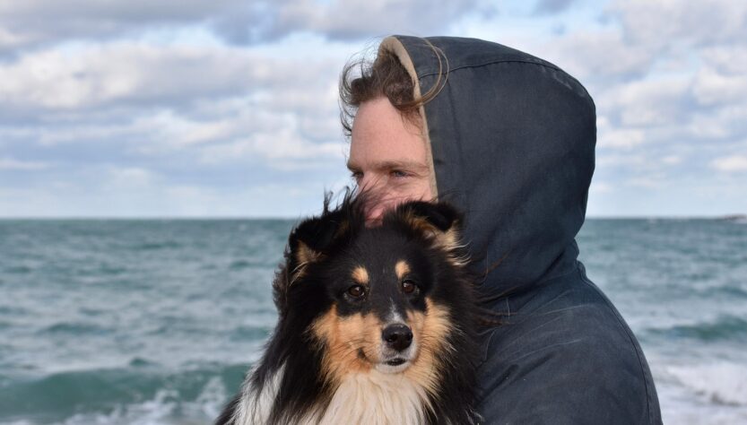 Amore incondizionato per i propri cani è scegliere i vestiti per loro